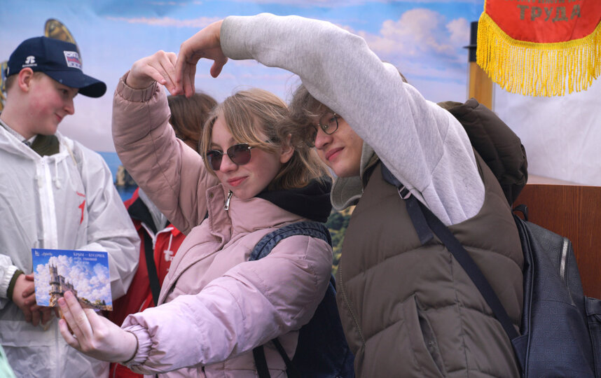 Петербург отмечает годовщину Крымской весны молодежной патриотической акцией и обменом видеоприветствиями