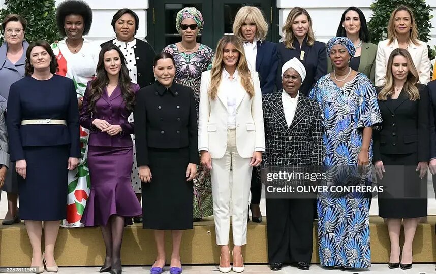 Жена Трампа зовёт роботов в школы, Обамы  молодёжь на грядки: досуг первых леди