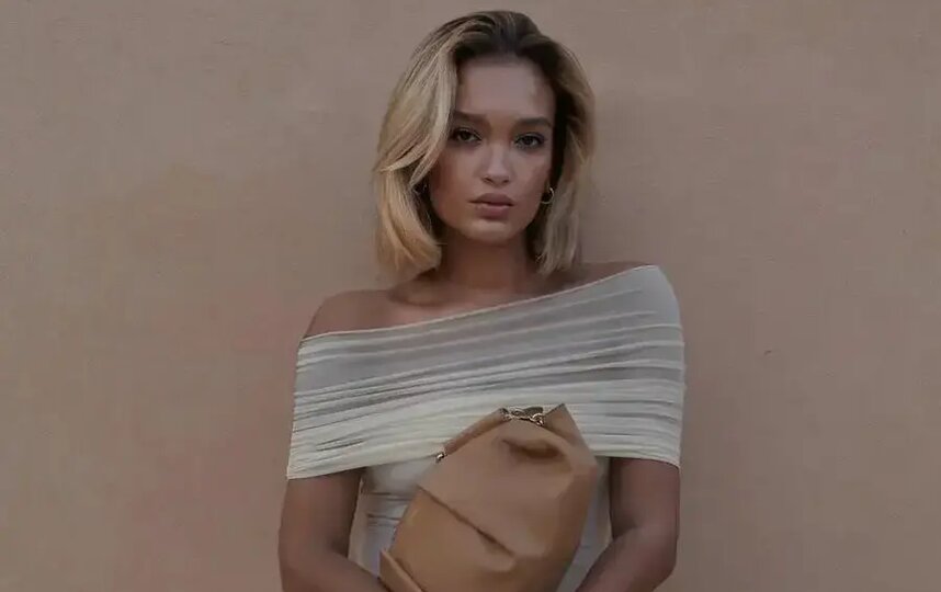 Модный приём: как носить вещи со спущенным плечом и выглядеть стильно