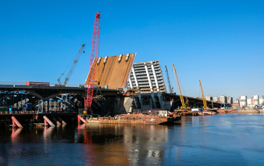 Большой Смоленский мост поднял крылья на 60 градусов