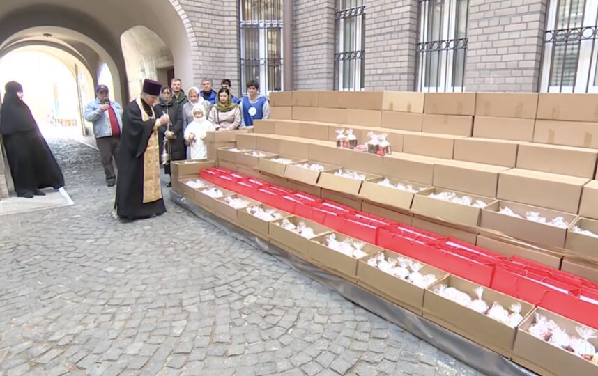 В Иоанновском ставропигиальном женском монастыре освятили более 2 тыс. пасхальных наборов для бойцов СВО