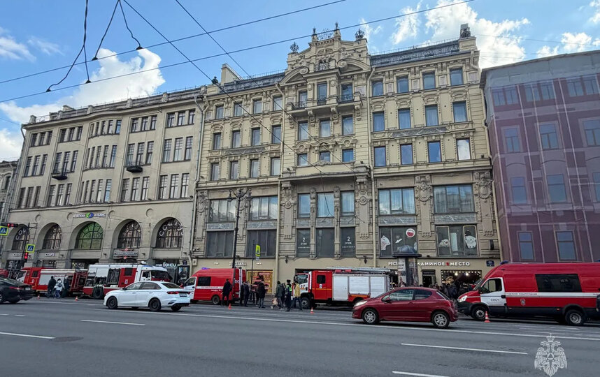 На Невском проспекте, 65 загорелся чердак: пожар получил третий номер