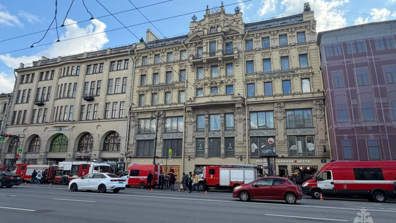 Открытое горение в доме на Невском, 65 удалось потушить