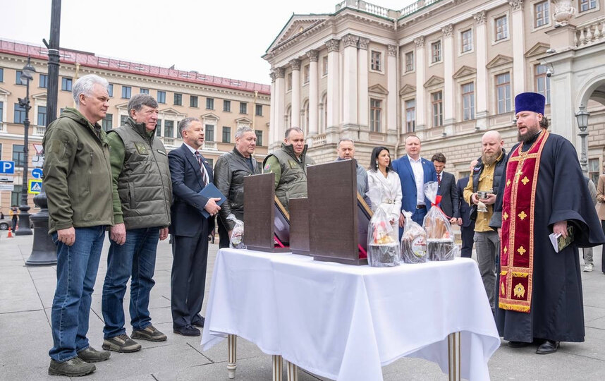 Из Петербурга для 6-й армии и Ленинградского полка отправили 90-й гуманитарный конвой