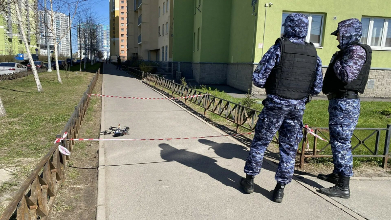 На тротуаре проспекта Маршака местных жителей напугал FPV-дрон