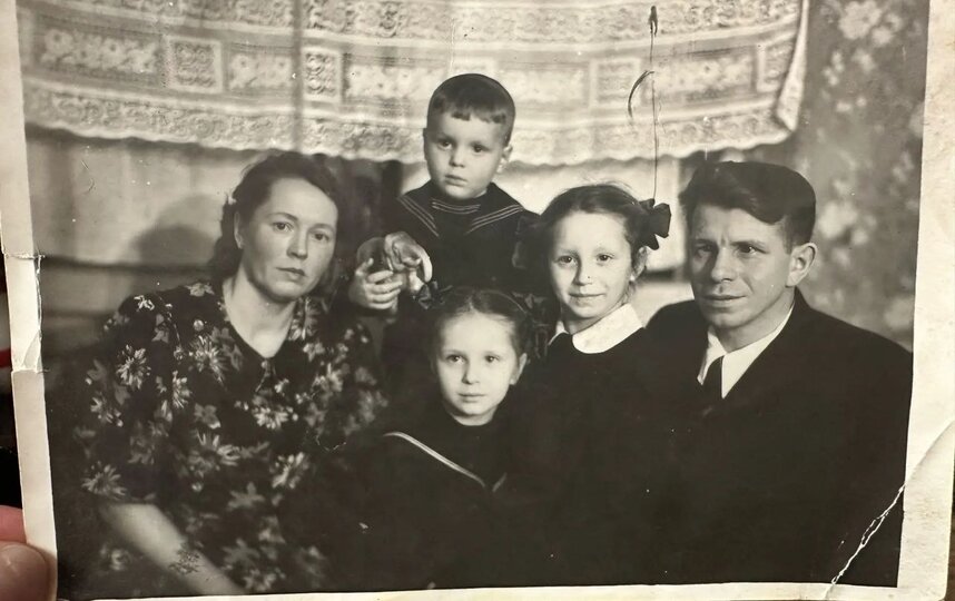 Трудовая династия из Петербурга плетёт семейную историю из ниток мулине