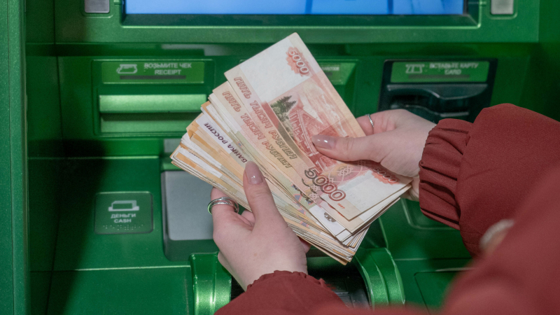 Россияне в два раза реже забирают наличные с банковских счетов