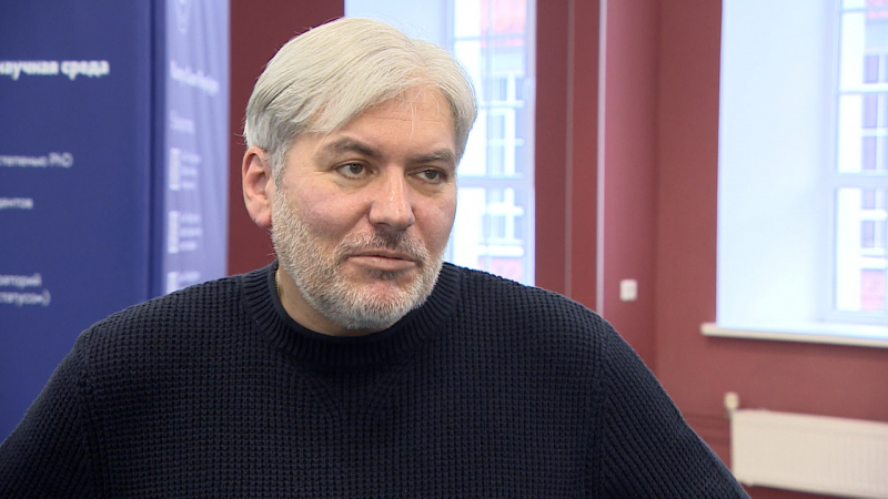 Писатель Евгений Водолазкин поговорил с роботом на Дворцовой площади