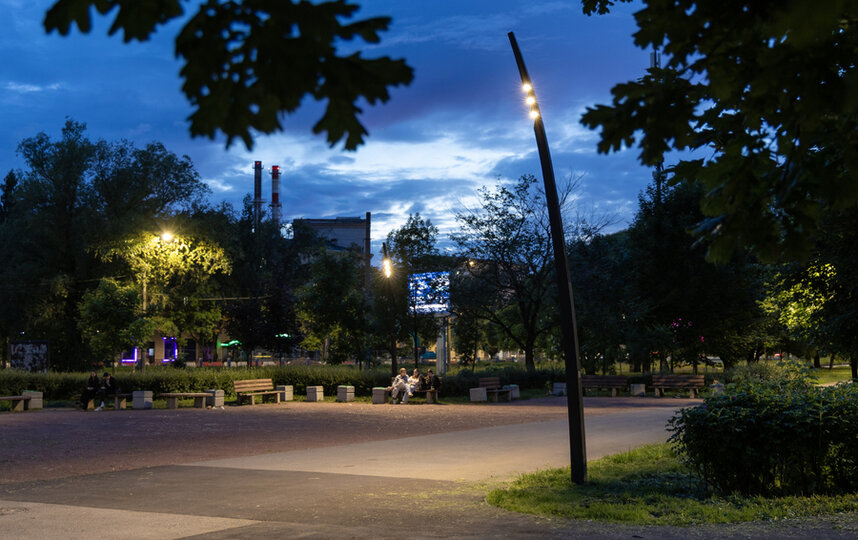 Сквер у метро Черная речка в Петербурге получил новое освещение на полгода раньше