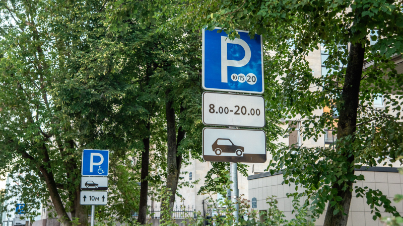 Власти Петербурга не планируют повышать тарифы на платную парковку в 2026 году