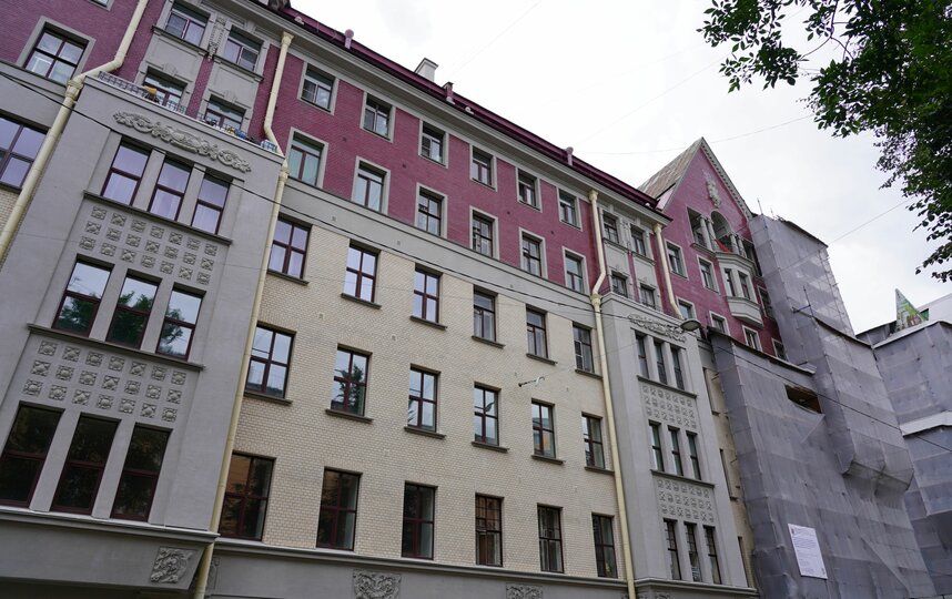 Фасады дома Полежаева в Петербурге отреставрируют до конца 2026 года