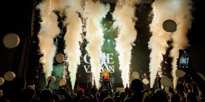 ����������� ��� � 80-����� ������ �������� �������� � ���� �������� One Vision Band