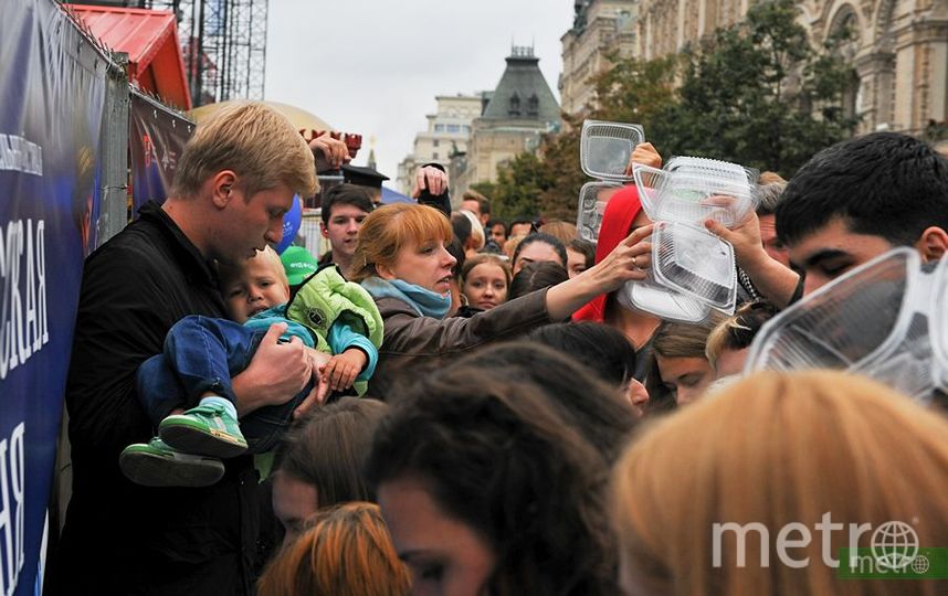 Раздача греческого салата на красной площади