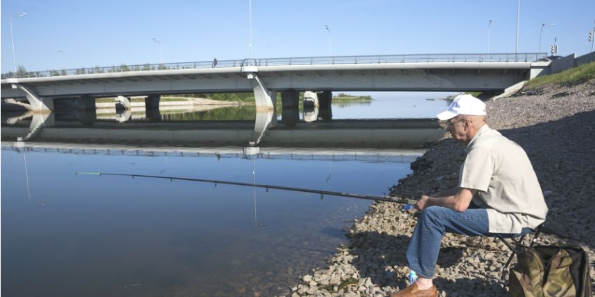 Рыбачим с моста. Рыбалка у моста Кадырова. Рыбаки на мосту. Сортавала мост рыбаки. Мост им Кадырова СПБ.