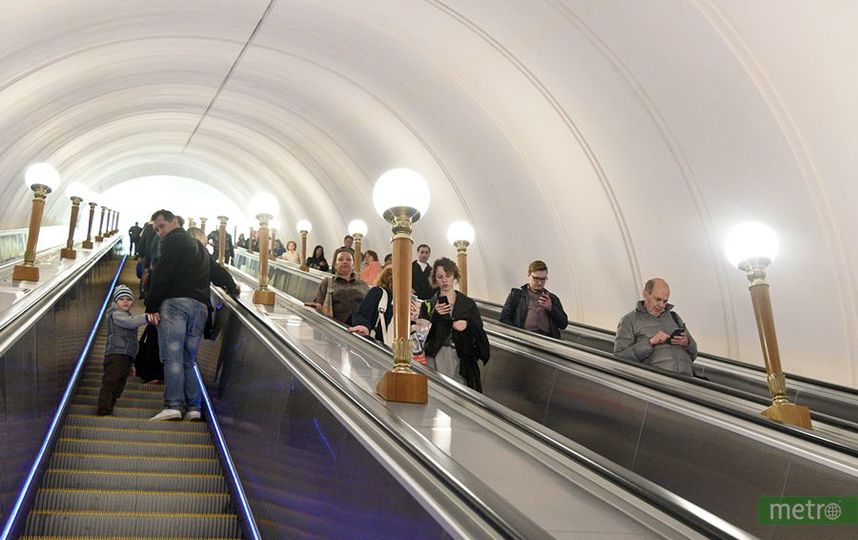 Сегодня метро октябрьская. Метро Кузнецкий мост эскалатор. Метро Октябрьская эскалатор. Метро белорусская Кольцевая эскалатор.
