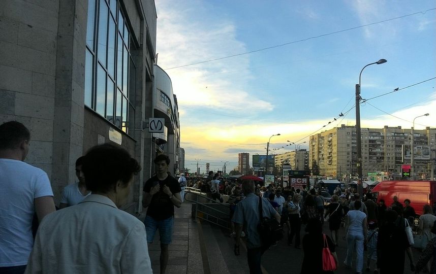 Метро просвещение санкт петербург. Проспект Просвещения метро. Метро проспект Просвещения Санкт-Петербург. Выход метро проспект Просвещения. Метро проспект Просвещения закрывается.