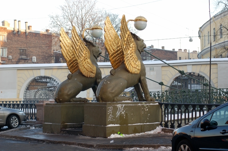 Грифоны в санкт петербурге на банковском мосту фото