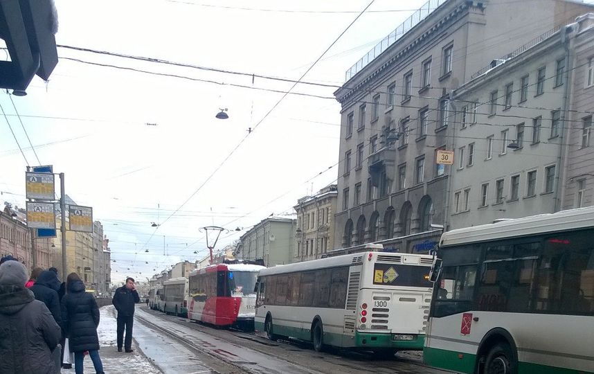 Курс на лиговском сегодня. Лиговский проспект трамвай. ДТП Лиговский проспект автобус трамвай. Трамвайные пути на Лиговском проспекте. Автобусно-Трамвайная полоса на Лиговском проспекте.