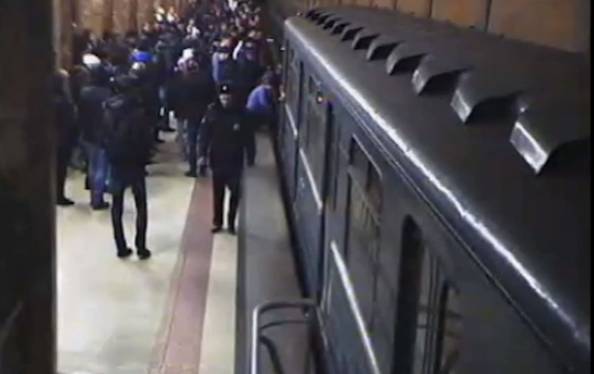 Скрин с видео пресс-службы УВД на Московском метрополитене. 