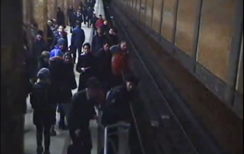 Скрин с видео пресс-службы УВД на Московском метрополитене. 