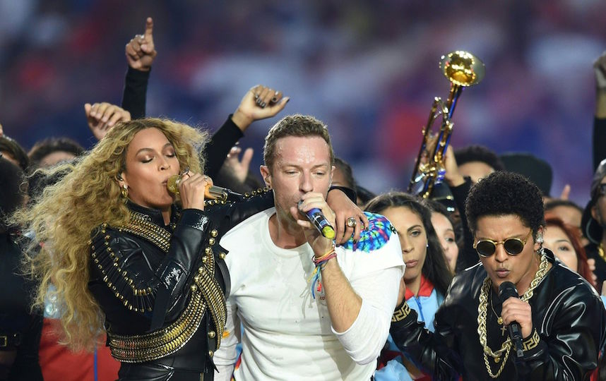 На Super Bowl 2016 выступила Леди Гага, Бейонсе, Coldplay и Бруно Марс ...