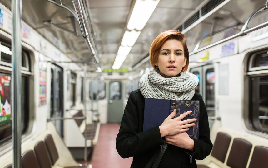 Она читает в метро. Фотосессия в метро. Девушки метрополитена. Люди в метро. Портрет девушки в метро.