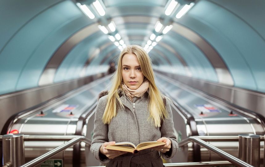 Она читает в метро. Девушки в метро. Фотосет в метро. Портрет девушки в метро. Красивая фотосессия в метро.