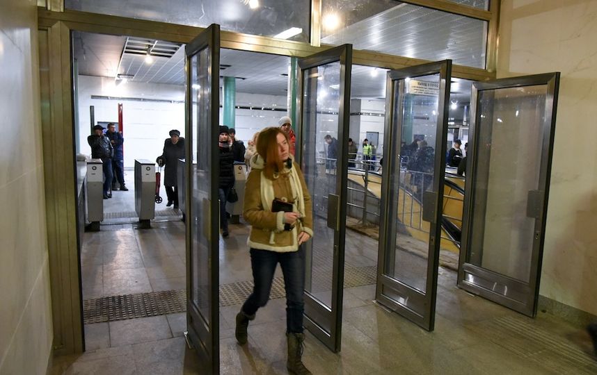 Двери метрополитена. Двери Московского метро. Стеклянные двери в метро. Вери в метро.