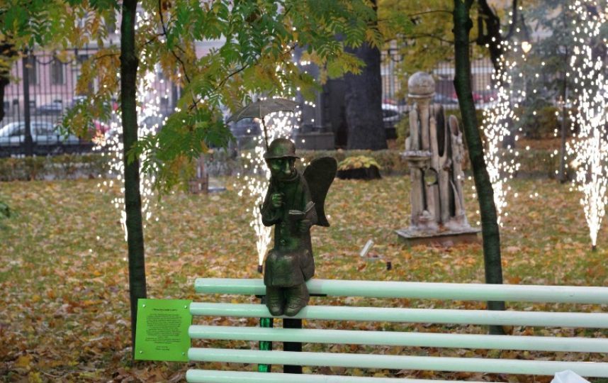 Ангел на скамейке в измайловском