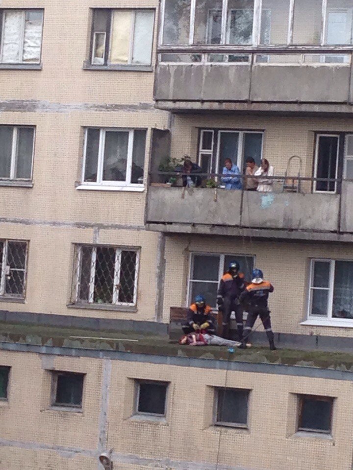 На богатырском 7/2 девушка разбилась при падении из окна. но.