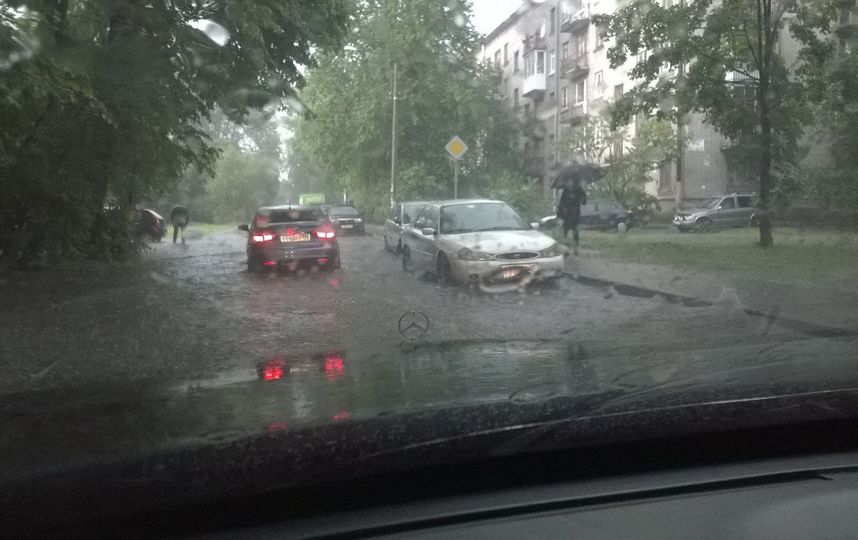 Машины плавают после дождя. Смотреть фото Машины плавают после дождя. Смотреть картинку Машины плавают после дождя. Картинка про Машины плавают после дождя. Фото Машины плавают после дождя