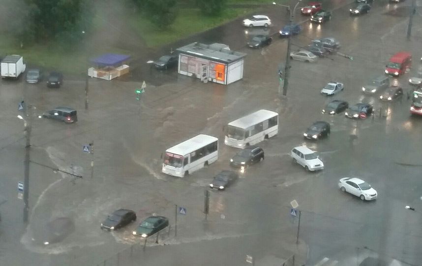 Машины плавают после дождя. Смотреть фото Машины плавают после дождя. Смотреть картинку Машины плавают после дождя. Картинка про Машины плавают после дождя. Фото Машины плавают после дождя