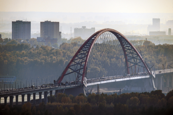 Фото на фоне бугринского моста