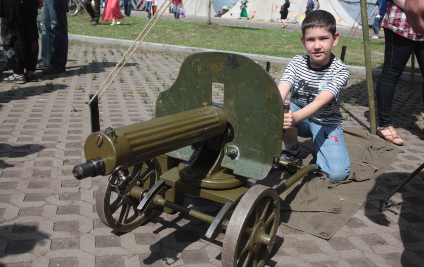 Заяц на скамейке в петропавловской крепости