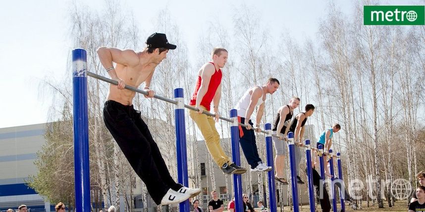 Парень на спортивной площадке