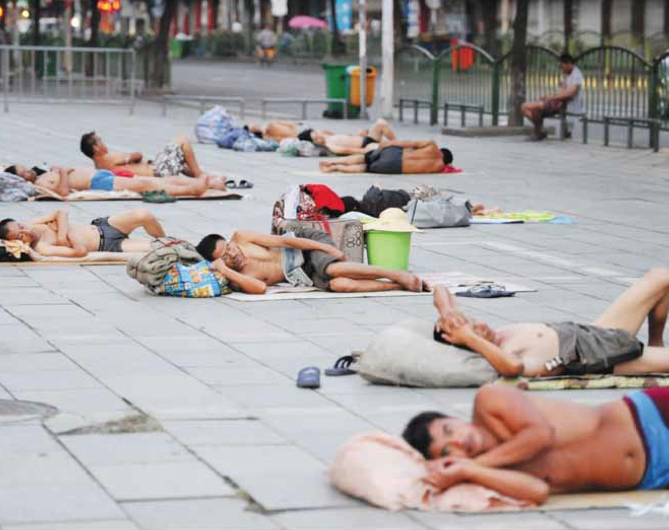 Street sleeping. Спящие китайцы на улице. Человек в жару.