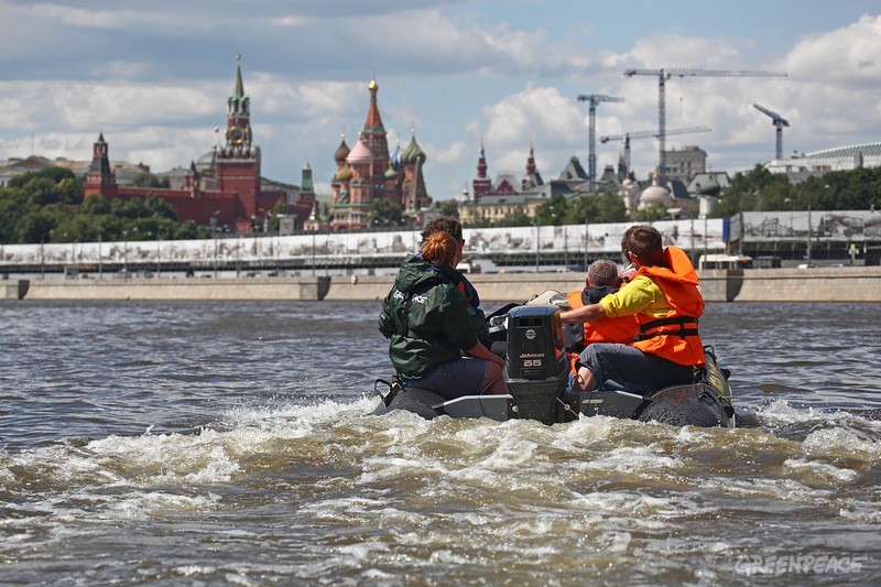 Охрана рек людьми. Загрязнение Москвы реки. Охрана Москвы реки. Чистая Нева Гринпис. Москва река грязная.