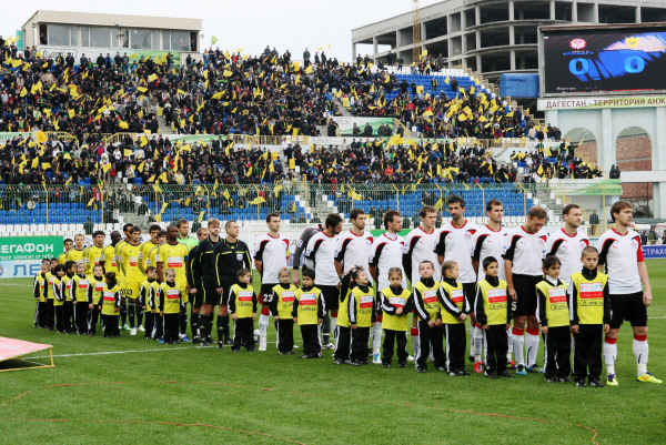 гимн перед матчем. гимн перед матчем. футбольная команда на поле. сборная россии по футболу поет гимн россии фото. футбольная команда на стадионе.
