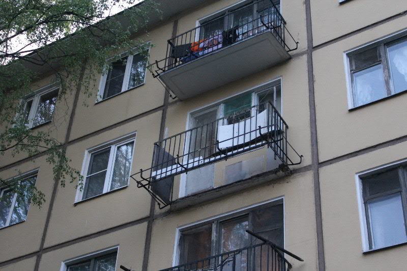 В доме на новочеркасском обрушился балкон. пострадала женщин.