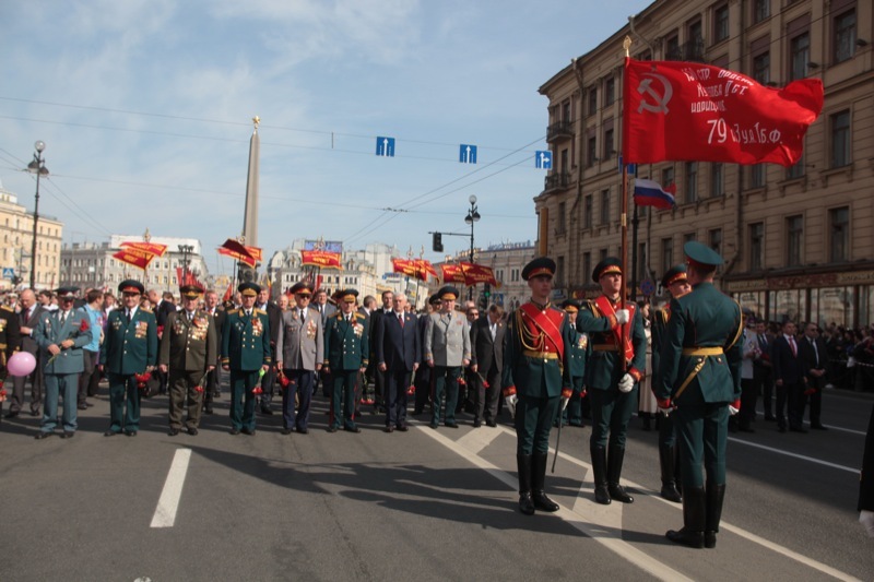 Фото ветераны идут по невскому проспекту