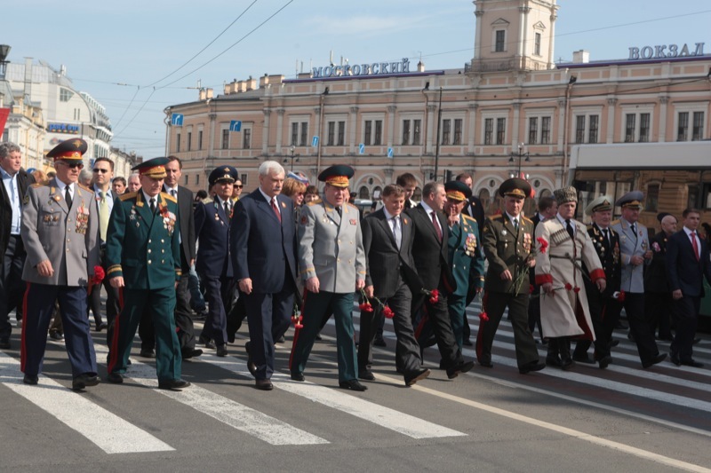 Фото ветераны идут по невскому проспекту