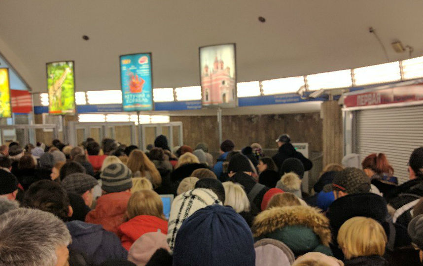 Фото пассажиров метро. Фото vk.com/spb_today