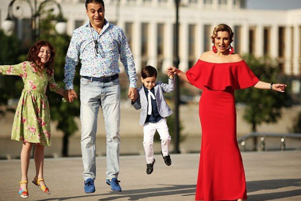 Жанна и Гарик с детьми. Фото www.instagram.com/jannalevina_martirosyan
