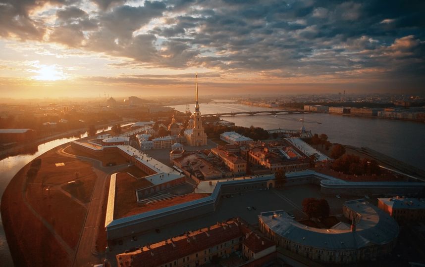 Кадры Петербурга были сделаны на рассвете и закате. 