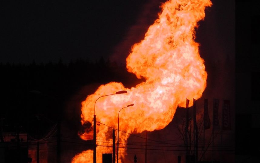 Пожар на газопроводе в Гатчине произошел утром 2 марта. Фото vk.com