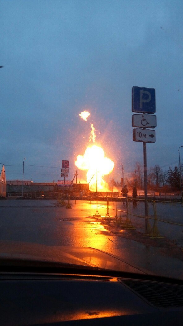 Пожар на газопроводе в Гатчине произошел утром 2 марта. Фото vk.com