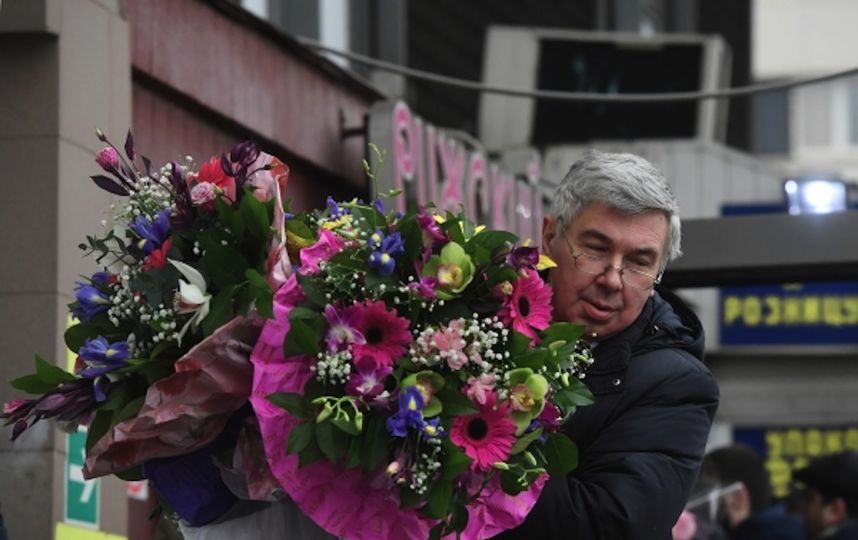 Мужчина с цветами на Рижском рынке. Фото РИА Новости