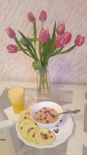 Полезный завтрак: Овсяная каша с изюмом и апельсиновый фреш. Фото Ольга Викторова