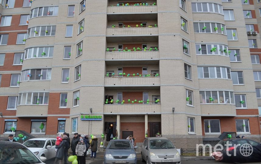 Дома на Ворошилова украсили тысячи зеленых шариков. Фото Ольга Рябинина, "Metro"