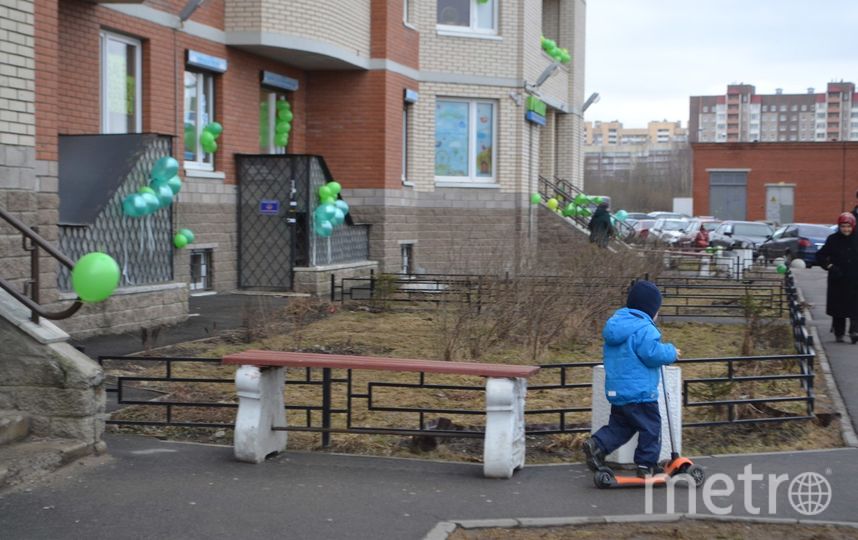 Дома на Ворошилова украсили тысячи зеленых шариков. Фото Ольга Рябинина, "Metro"